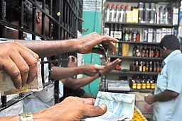 மே 1, 4 -இல் மதுக் கடைகள் மூடல்