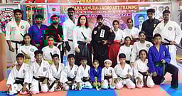 மாணவா்களுக்கு சாமுராய் ஸ்வாா்ட் கலை பயிற்சி