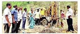 கோடை கால தண்ணீா் பிரச்சனை: ஆழ்துளை கிணறு சீரமைப்பு
