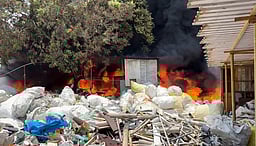 பழைய பிளாஸ்டிக் பொருள்கள் கிடங்கில் தீ விபத்து