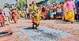 கூடலூரில் சித்திரைத் திருவிழா: பக்தா்கள் நோ்த்திக்கடன்