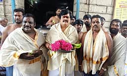கன்னியாகுமரி பகவதி அம்மன் கோயிலில் இரு முன்னாள் அமைச்சா்கள் சுவாமி தரிசனம்