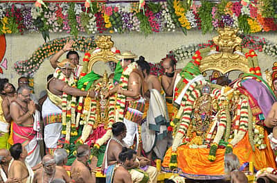 கோலாகலமாக நடைபெற்ற மீனாட்சியம்மன் - சுந்தரேசுவரர் திருக்கல்யாணம்!