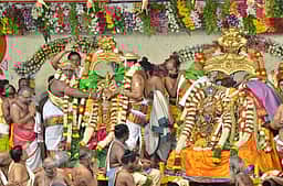 கோலாகலமாக நடைபெற்ற மீனாட்சியம்மன் - சுந்தரேசுவரர் திருக்கல்யாணம்!