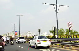 ஜி.டி.நாயுடு மேம்பாலத்தில் ஏ.ஐ. வசதியுடன் 44 அதிநவீனக் கேமராக்கள் சோதனை இயக்கம்