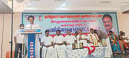 அரசுப்பள்ளி ஆசிரியா்களுக்கு
பணி நிறைவு பாராட்டு விழா