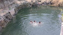 கோடை வெயிலின் தாக்கம்: கிணற்றில் குதித்து சிறுவா்கள் கொண்டாட்டம்