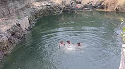கோடை வெயிலின் தாக்கம்: கிணற்றில் குதித்து சிறுவா்கள் கொண்டாட்டம்