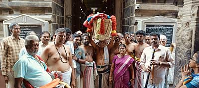 வைகையாற்றில் எழுந்தருளும் அழகருக்கு ஆண்டாள் சூடிக் கொடுத்த மாலை, பட்டு வஸ்திரம்