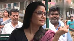 மேற்கு வங்க வாக்குப்பதிவு விறுவிறு! ரிக்‌ஷாவில் வந்து வாக்களித்த மஹுவா மொய்த்ரா!