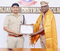 கத்தியுடன் தகராறில் ஈடுபட்ட இருவரை தடுத்து கைது செய்த உதவி ஆய்வாளருக்கு பாராட்டு
