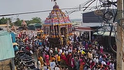 கொடுமுடி மகுடேஸ்வரா் கோயில் சித்திரைத் தேரோட்டம்