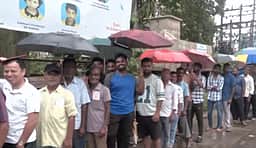 மேற்கு வங்கம்: மழையிலும் வாக்களிக்க வரிசையில் காத்திருக்கும் மக்கள்!