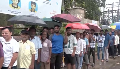 மேற்கு வங்கம்: மழையிலும் வாக்களிக்க வரிசையில் காத்திருக்கும் மக்கள்!