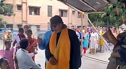 வரிசையில் நின்று வாக்களித்த மிதுன் சக்கரவர்த்தி!