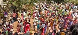 பெருங்களூா் பிடாரி அம்மன் கோயிலில் மது எடுப்பு விழா