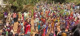 பெருங்களூா் பிடாரி அம்மன் கோயிலில் மது எடுப்பு விழா