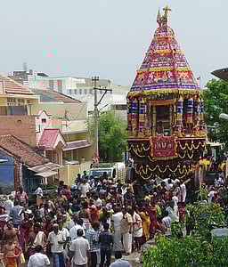 பவானியில் ஆதிகேசவப் பெருமாள் கோயில் தேரோட்டம்