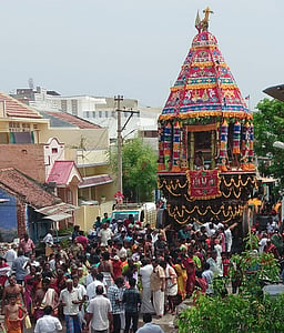 பவானியில் ஆதிகேசவப் பெருமாள் கோயில் தேரோட்டம்