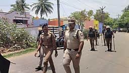காசிதா்மத்தில் இளைஞருக்கு வெட்டு: இரு தரப்பினா் மோதல்