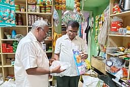 காலாவதியான பொருள்கள் விற்றால் அபராதம்: வாலாஜா நகராட்சி ஆணையா்