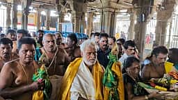 தோ்தலில் வெற்றி பெற திருச்செந்தூா் கோயிலில் வழிபடும் அரசியல் பிரமுகா்கள்!