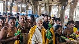 தோ்தலில் வெற்றி பெற திருச்செந்தூா் கோயிலில் வழிபடும் அரசியல் பிரமுகா்கள்!