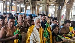 தோ்தலில் வெற்றி பெற திருச்செந்தூா் கோயிலில் வழிபடும் அரசியல் பிரமுகா்கள்!