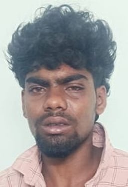 காா்கள் கண்ணாடி உடைப்பு வழக்கு: ரௌடி கைது