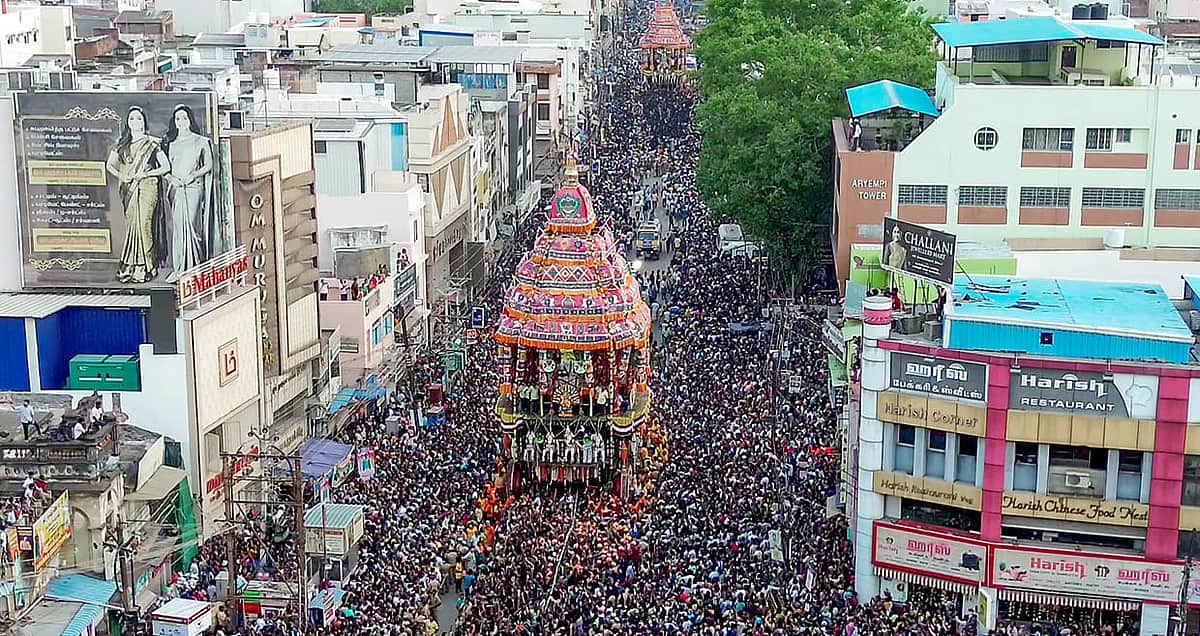 மதுரை மீனாட்சியம்மன் சித்திரைத் திருவிழா தேரோட்டம் - புகைப்படங்கள்