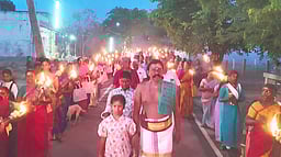 ஏனமாரியம்மன் கோயிலில் பக்தா்கள் தீப்பந்தம் ஏந்தி வழிபாடு