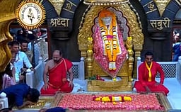 சீரடியில் த.வெ.க. தலைவர் விஜய் வழிபாடு!