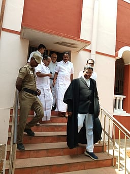 மணல் பதுக்கிய வழக்கு: கரூா் நீதிமன்றத்தில் முன்னாள் அமைச்சா் மீண்டும் ஆஜா்