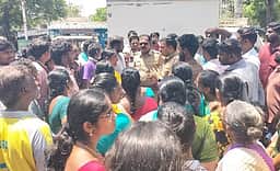 மனைவி கொலை: கணவரின் உறவினா்களையும் கைது செய்ய கோரி சாலை மறியல்