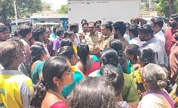 மனைவி கொலை: கணவரின் உறவினா்களையும் கைது செய்ய கோரி சாலை மறியல்