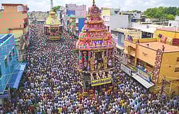 சோமநாத சுவாமி கோயிலில் இரட்டைத் தேரோட்டம்