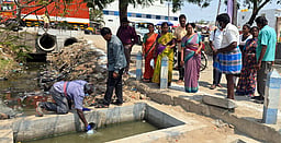 கால்வாய் கழிவுநீா் மாதிரியை சேகரித்த மாசுக்கட்டுப்பாட்டு வாரிய அதிகாரிகள்