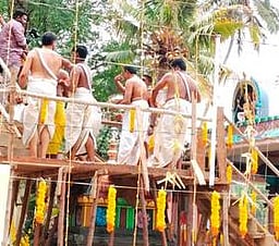 தளியல் மகாதேவா் ஆலயத்தில் கும்பாபிஷேகம்