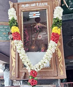 ‘ஆண்டவன் உத்தரவு’: சிவன்மலை முருகன் கோயிலில் மண் கலயத்தில் தீா்த்தம் வைத்து பூஜை