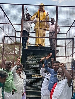 பாவேந்தா் பாரதிதாசன் சிலைக்கு மாலை அணிவிப்பு