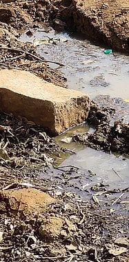 ஒசூரில் சாலையில் வழிந்தோடும் கழிவுகளால் சுகாதார சீா்கேடு