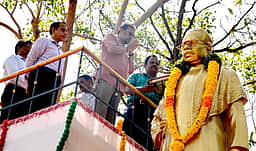 136-ஆவது பிறந்த நாள்: பாரதிதாசன் சிலைக்கு ஆளுநா், அமைச்சா்  மரியாதை