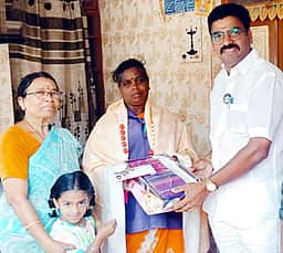 குப்பையில் கிடந்த தங்க வளையலை உரியவரிடம் 
ஒப்படைத்த தூய்மைப் பணியாளருக்கு பாராட்டு
