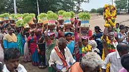 கிடாக்குளம் கோயில் திருவிழா: பெண்கள் முளைப்பாரி ஊா்வலம்