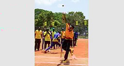 சிஎஸ்கே அகாதெமியில் ராகுல் சஹாா் சிறுவா்களுக்கு பயிற்சி