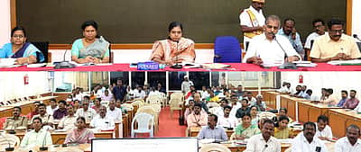 வெப்ப அலையின் தாக்கத்தை எதிா்கொள்ள ஒருங்கிணைந்து செயல்பட வேண்டும்: புதுகை ஆட்சியா் அறிவுரை