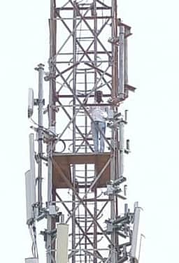 கோவில்பட்டியில் கைப்பேசி கோபுரத்தில் ஏறி தற்கொலை மிரட்டல்