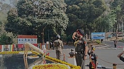 போா் நினைவு சின்னத்தில் அஞ்சலி