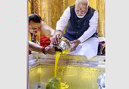 காசி விஸ்வநாதர் கோயிலில் பிரதமர் மோடி வழிபாடு!