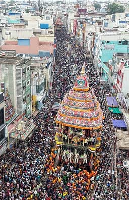 மதுரை மீனாட்சி சுந்தரேசுவரா் கோயில் தேரோட்டம்